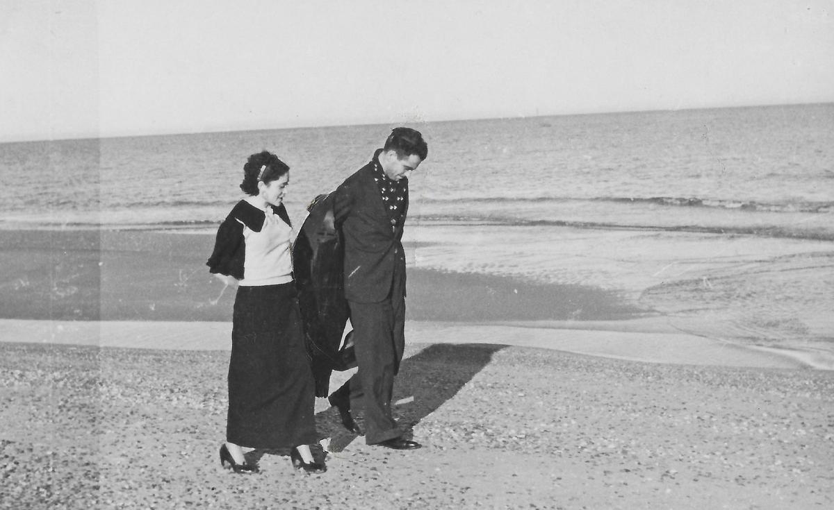 Julia y Arturo, paseando por la playa del Saler en el verano de 1937.