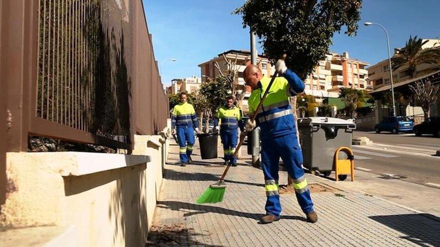 Operarios del barrido manual en plena faena.