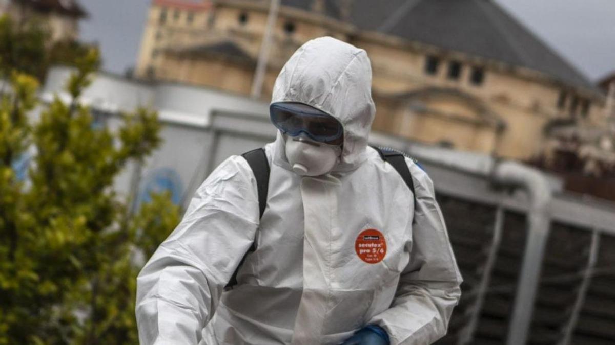 Un trabajador desinfecta la zona del hospital en los primeros días de pandemia. |