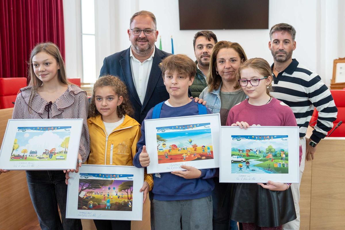 El alcalde de Mérida junto a los premiados y responsables de Aqualia.