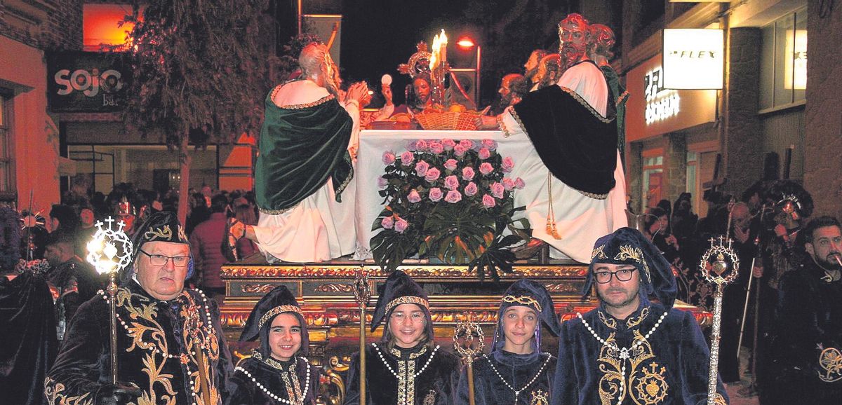 La Santa Cena, de Nicolás Salzillo, Manuel Carrillo y José Gerique Roig, escoltada por mayordomos morados, por la carrera secundaria.