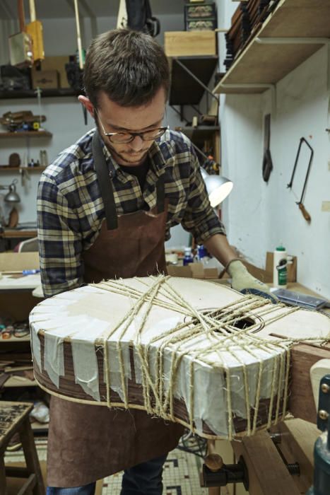 Físico que se ha convertido en luthier y confeccio