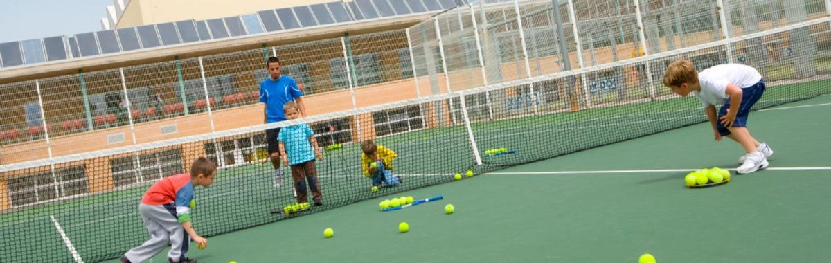 La escuela de tenis para los más pequeños es una de las pocas que seguirá abierta.