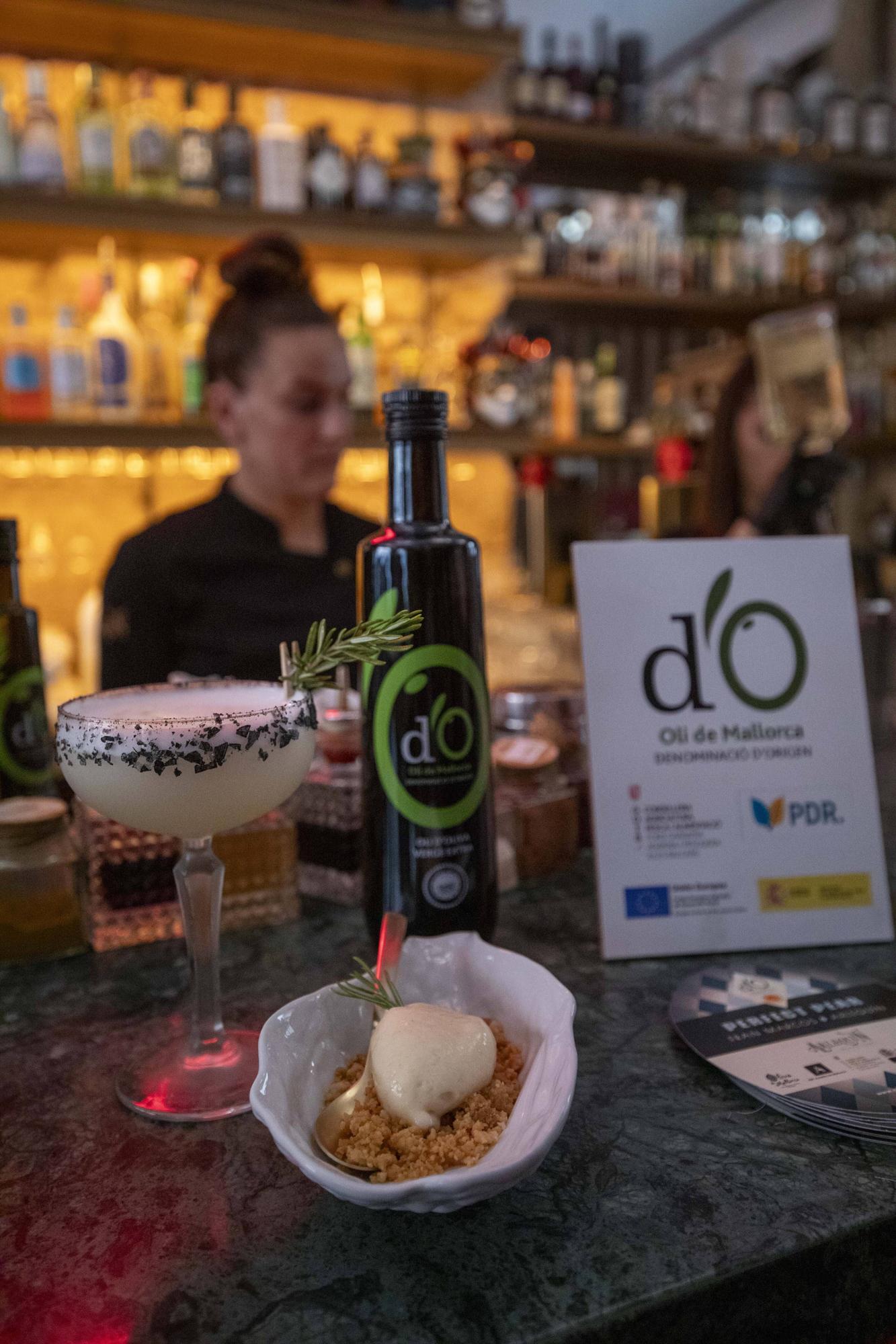 El 'bartender' Fran Marcos fusiona varios sabores con aceite de oliva en un nuevo cóctel