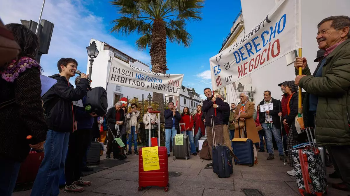 Un centenar de vecinos protestan contra la "muerte" del casco histórico de Córdoba
