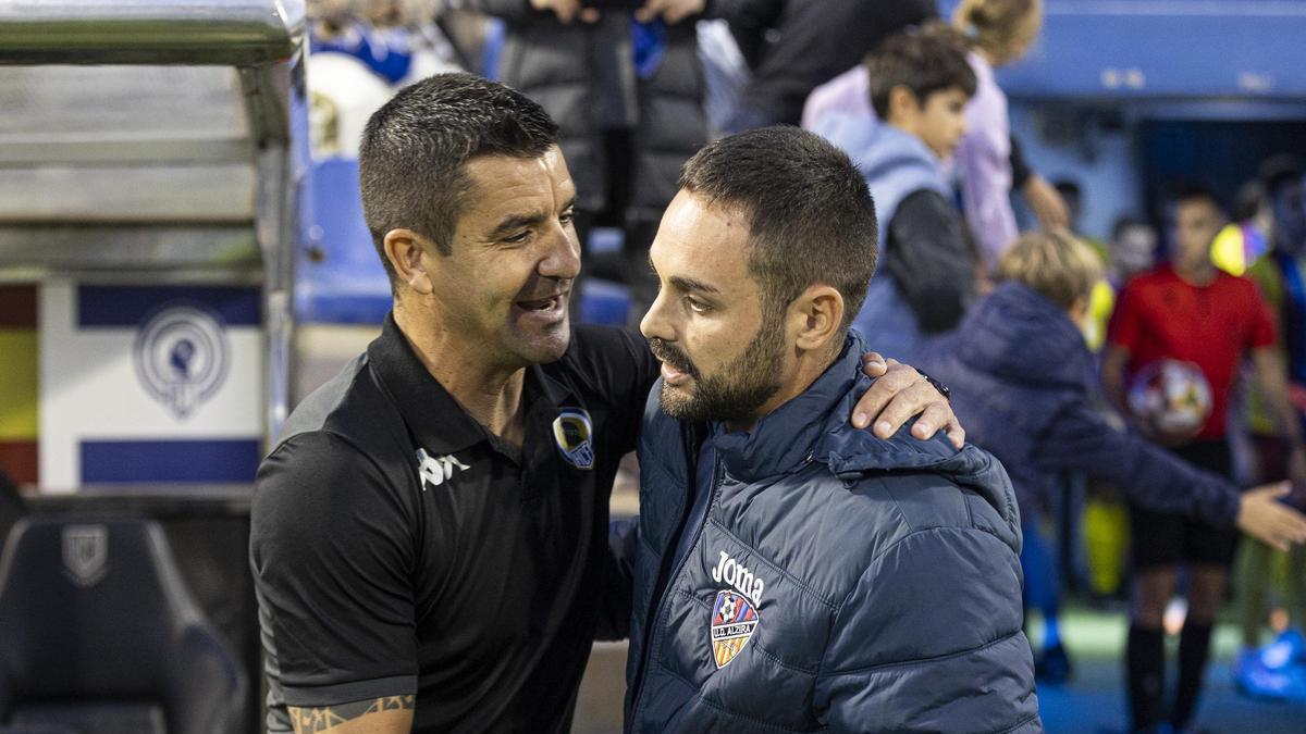 Rubén Torrecilla saluda al entrenador del Alzira, Marc García antes del derbi en el Rico Pérez, en Alicante.