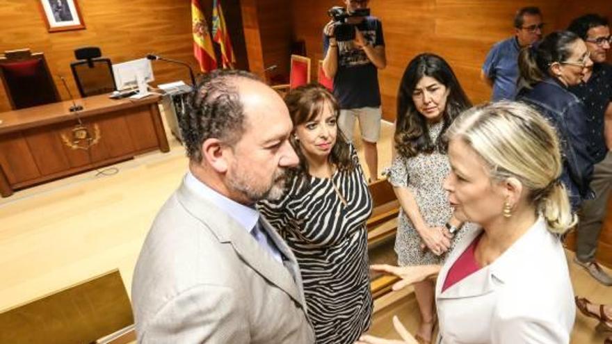 El alcalde de Orihuela conversa con la consellera de Justicia en su última visita a los juzgados.