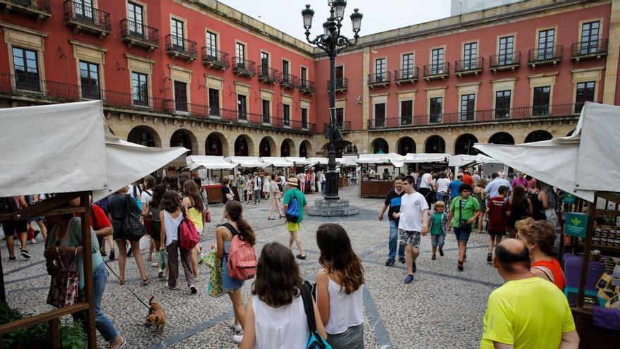 El Mercado Ecológico y Artesano de Gijón vuelve a la Plaza Mayor