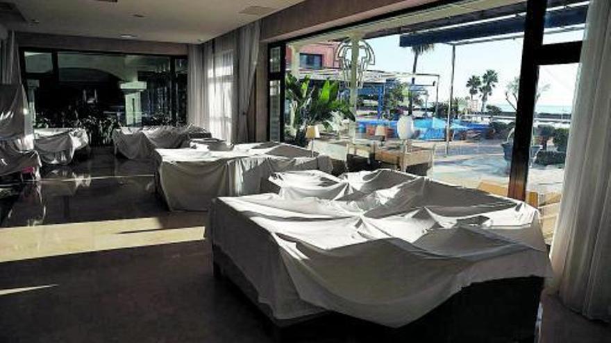 Las sábanas blancas cubren las mesas en el comedor del hotel.  ÁLEX ZEA.