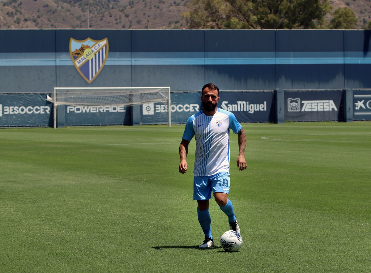 Presentación del nuevo jugador del Málaga CF Javi Jiménez