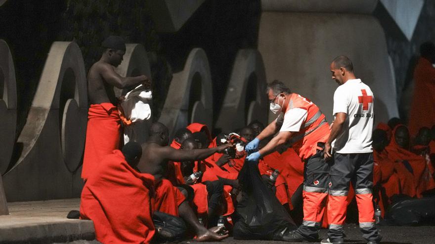 Archivo - Miembros de Cruz Roja Española junto a varios migrantes a su llegada a la isla de El Hierro, a 2 de noviembre de 2023, en El Hierro, Canarias (España). Salvamento Marítimo ha rescatado en la noche de hoy una patera con 49 migrantes a bordo en ag