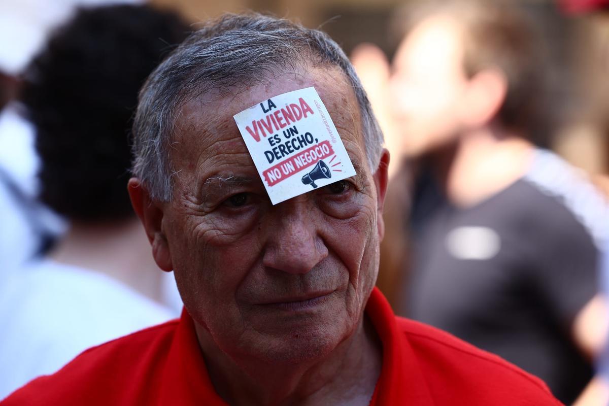 Uno de los manifestantes por el derecho a la vivienda en Zaragoza, este domingo.
