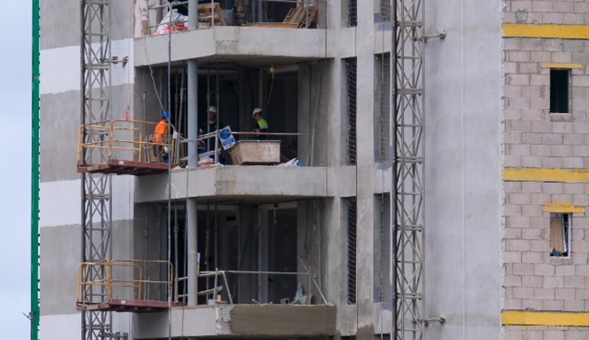 Trabajadores de la construcción en un edificio que se levanta en la capital grancanaria.