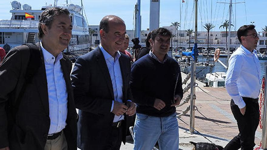 El presidente de la APB acompañado por el presidente del Consell de Formentera ayer en la Savina.