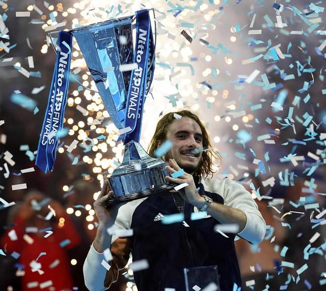 Stefanos Tsitsipas de Grecia levanta su trofeo después de ganar el partido final contra Dominic Thiem de Austria en el torneo de tenis ATP World Tour Finals en Londres, Gran Bretaña.