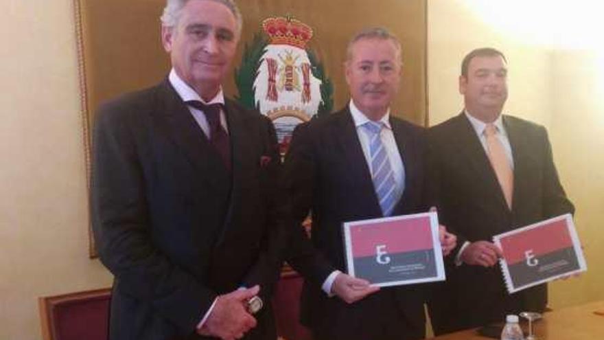 Antonio Pedraza, Juan Carlos Robles y Fernando del Alcázar, ayer en el Colegio de Economistas.