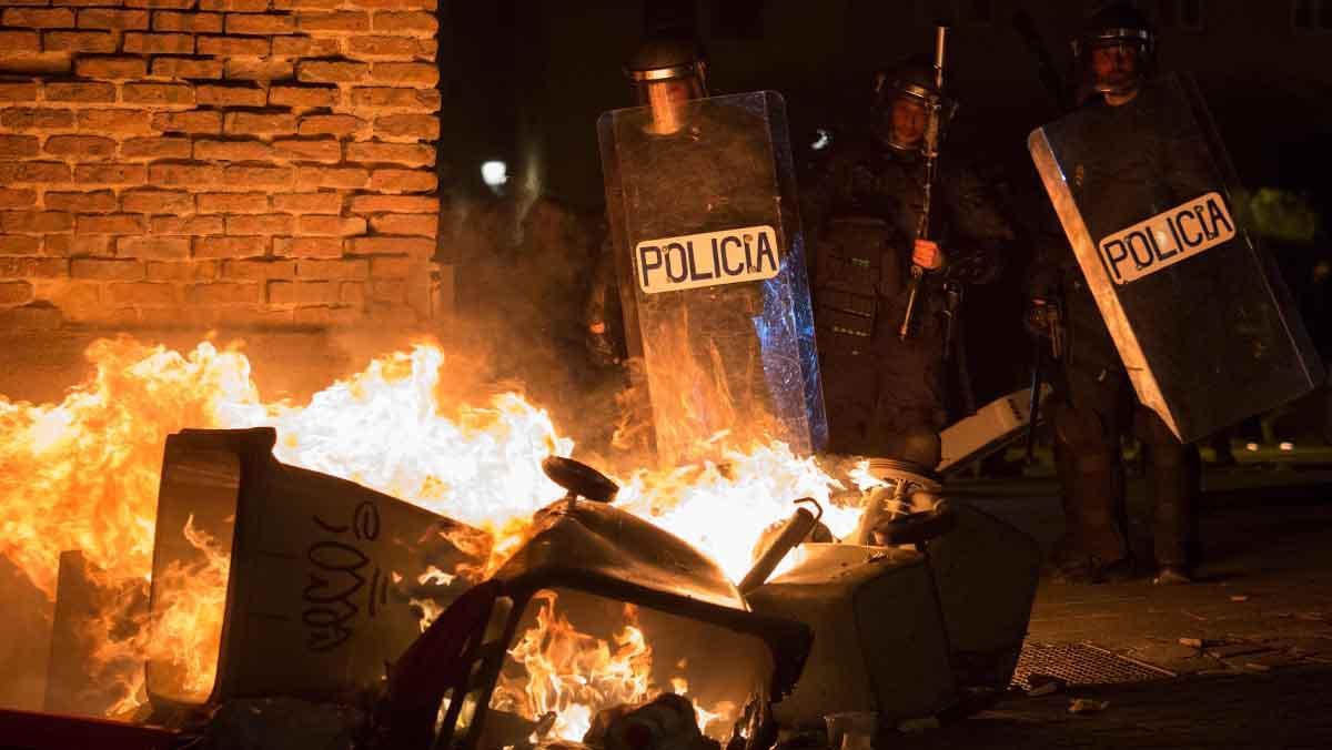 Seis personas de nacionalidad española han sido detenidas y diez policías nacionales han resultado heridos.