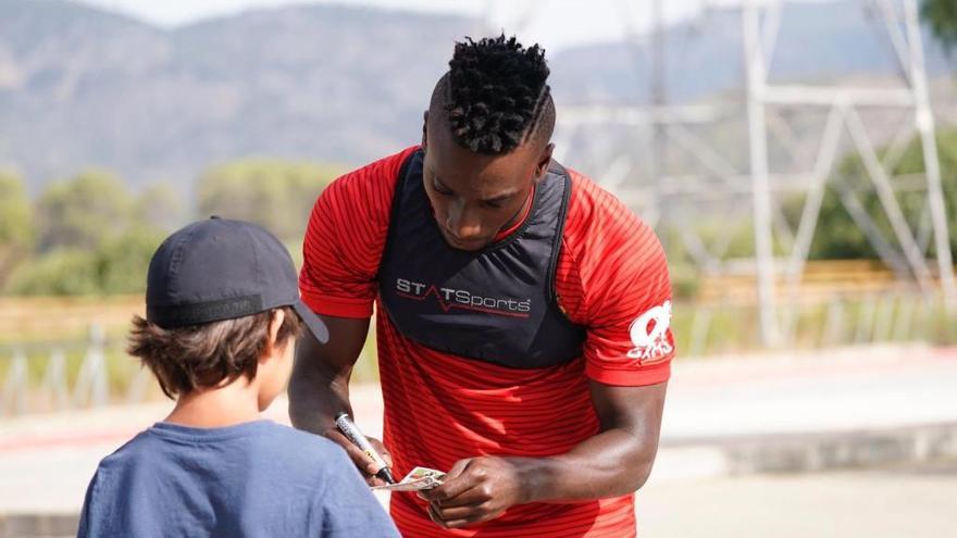 Lago Junior firma un autÃ³grafo a un niÃ±o en Son Bibiloni.