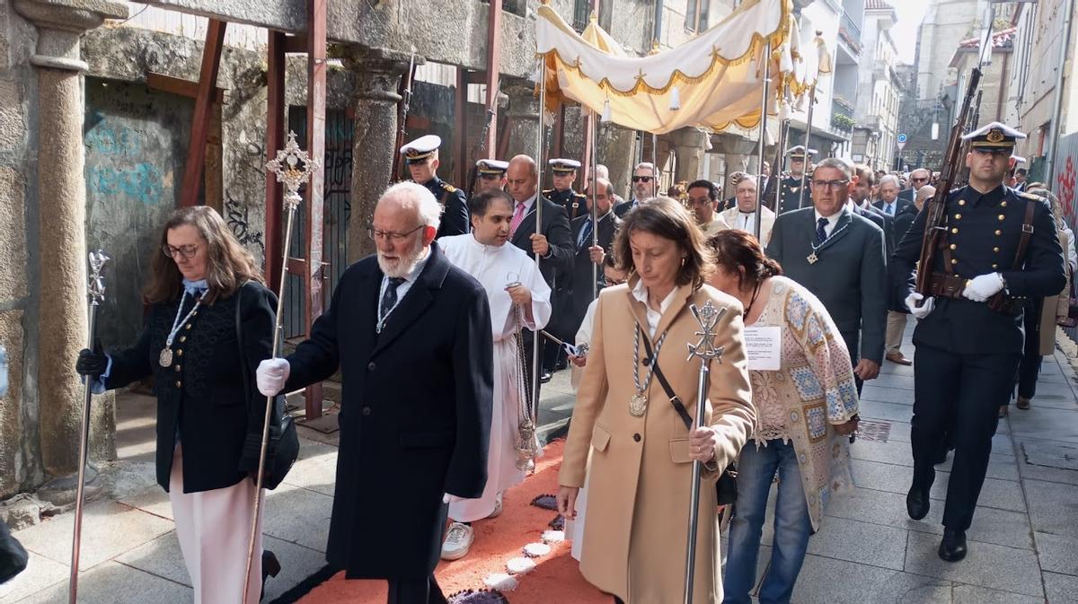 El desfile es una de las grandes citas anuales del gremio de Mareantes, cuyo presidente (en la imagen) precedió un año más al palio.