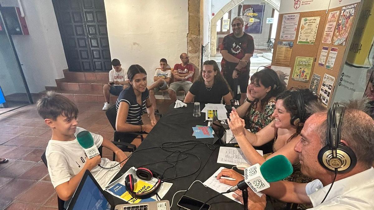 Programa de radio con jóvenes en la Casa de la Cultura.
