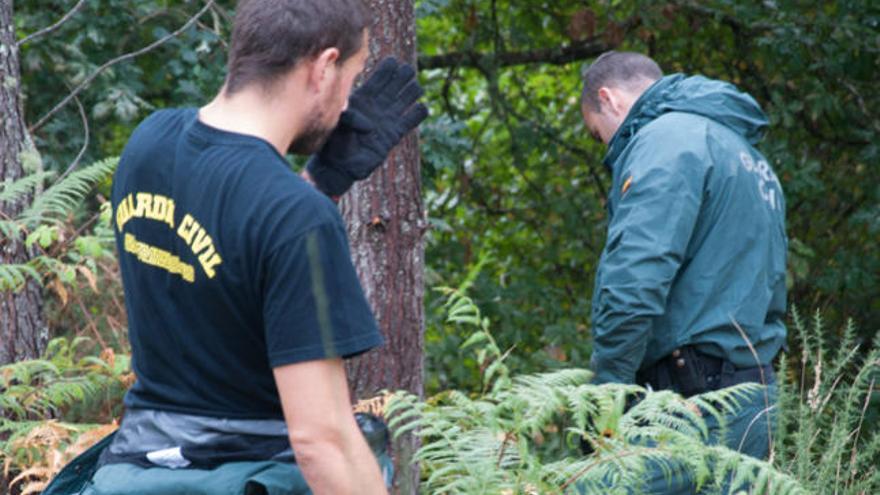 La Guardia Civil, durante el rastreo. // Anxo Gutiérrez