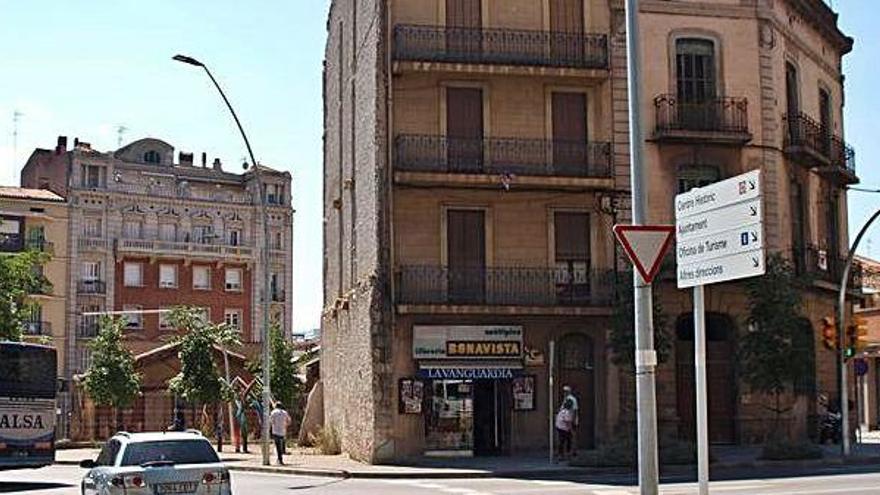 L&#039;edifici número 100 a la carretera de Vic de Manresa