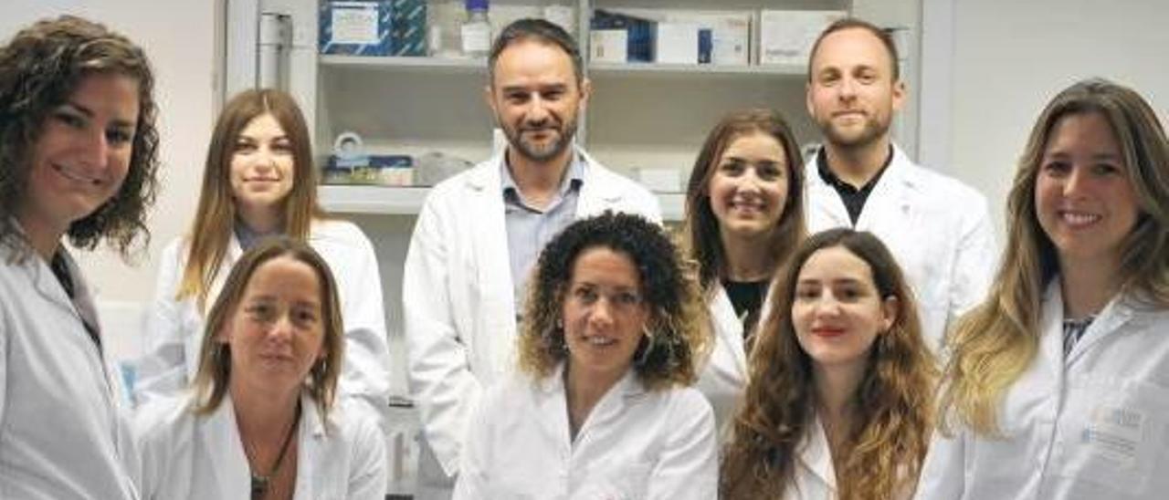 Alejandro Mira, en el centro de la imagen, junto a su equipo de investigación de la fundación Fisabio.