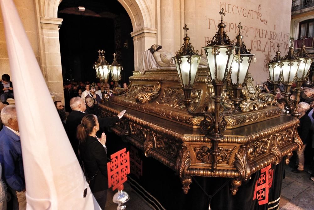 Las procesiones del Viernes Santo emocionan a miles de alicantinos