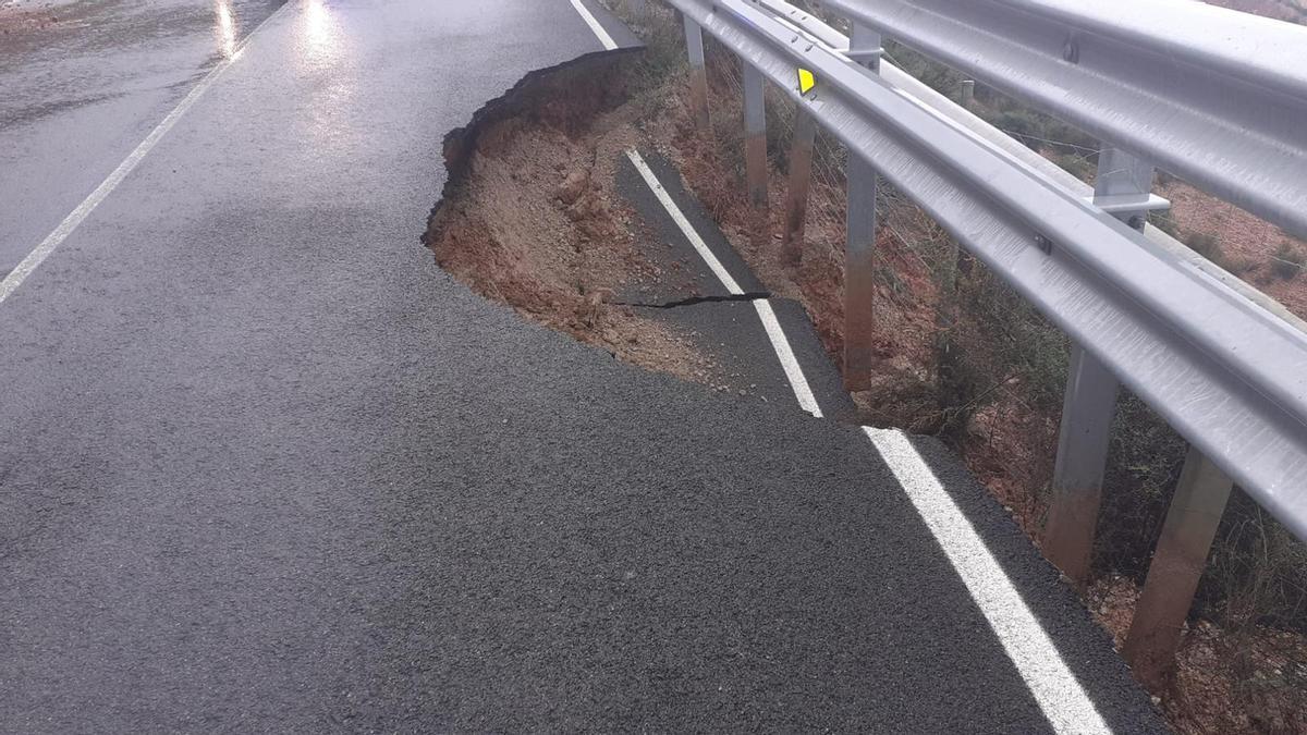 Socavón que ha obligado al cierre de la carretera al Castillo desde San José