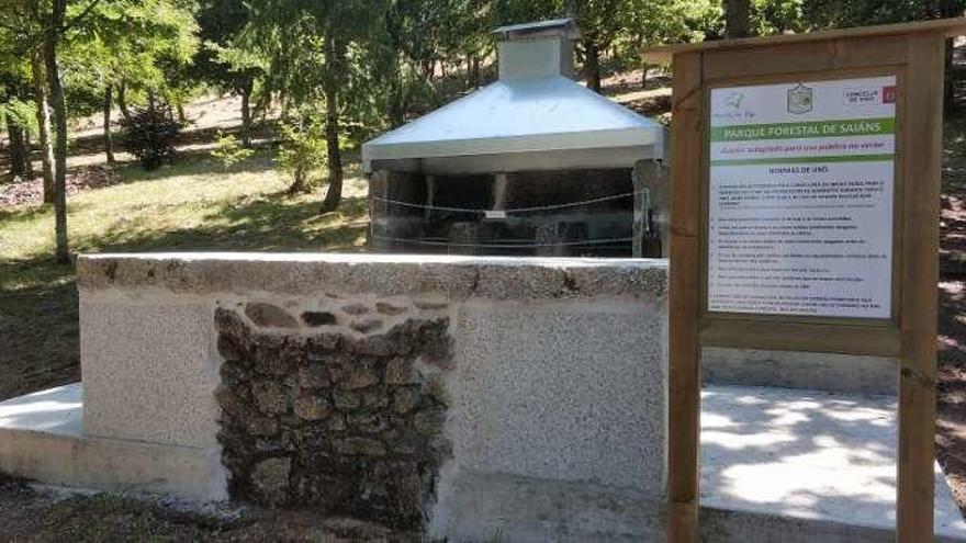 El parque forestal de Saiáns estrena nuevas barbacoas aptas para su uso durante el verano. // FdV