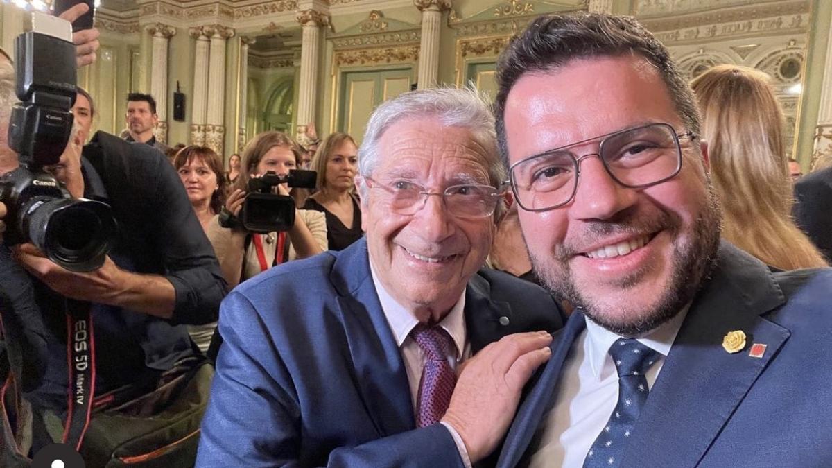 El president Pere Aragonés se hace un selfie con el actor Joan Pera