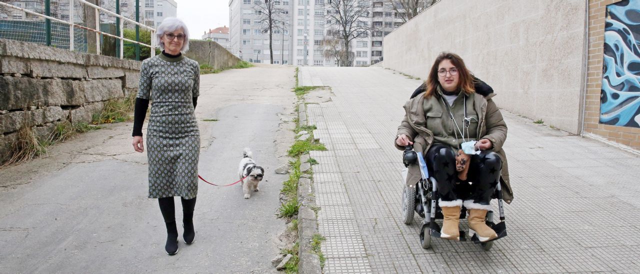 La viguesa María Victoria Villar, a la izquierda, junto a su hija.