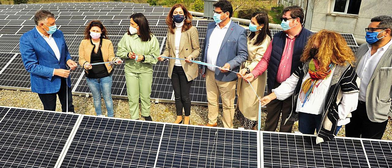Los alcaldes, en la inauguración de la planta fotovoltaica de la depuradora de Tremoedo. |   // IÑAKI ABELLA