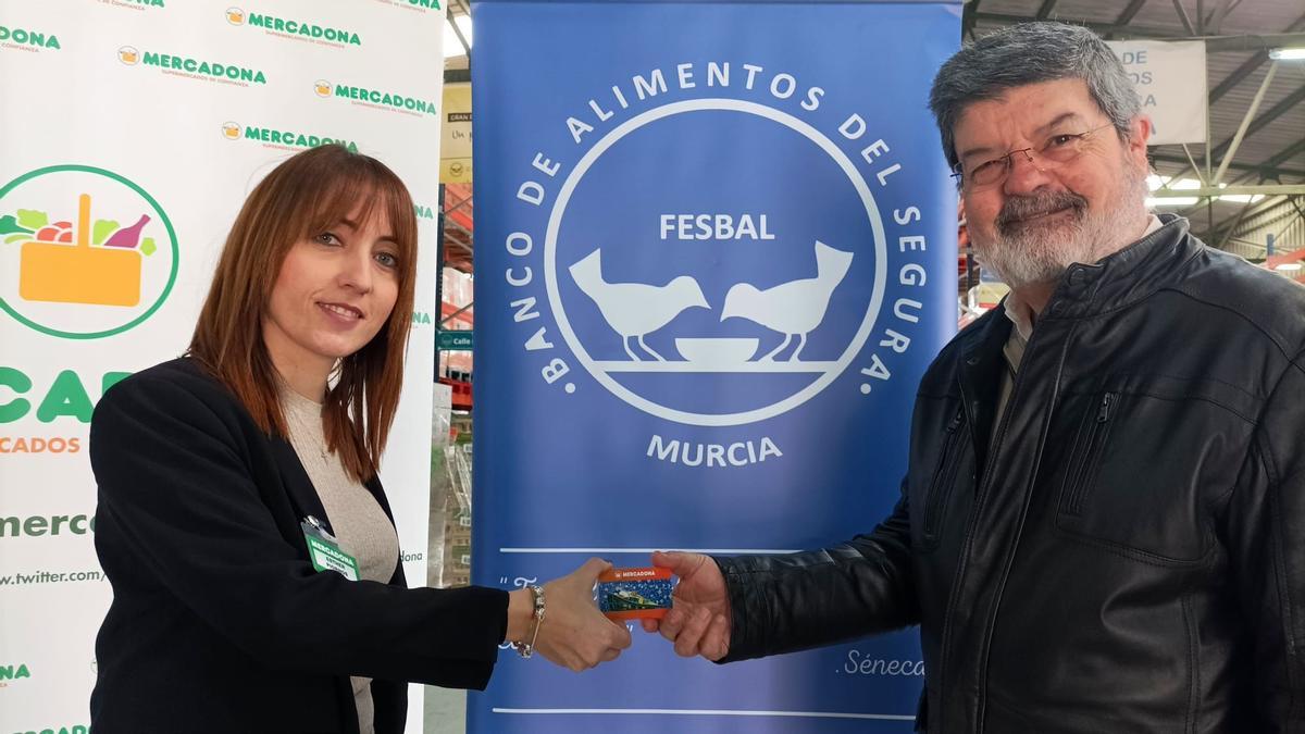 Esther Piornos, responsable de Relaciones Externas de Mercadona y José García-Galbis, presidente del Banco de Alimentos del Segura durante la entrega de tarjetas de compr
