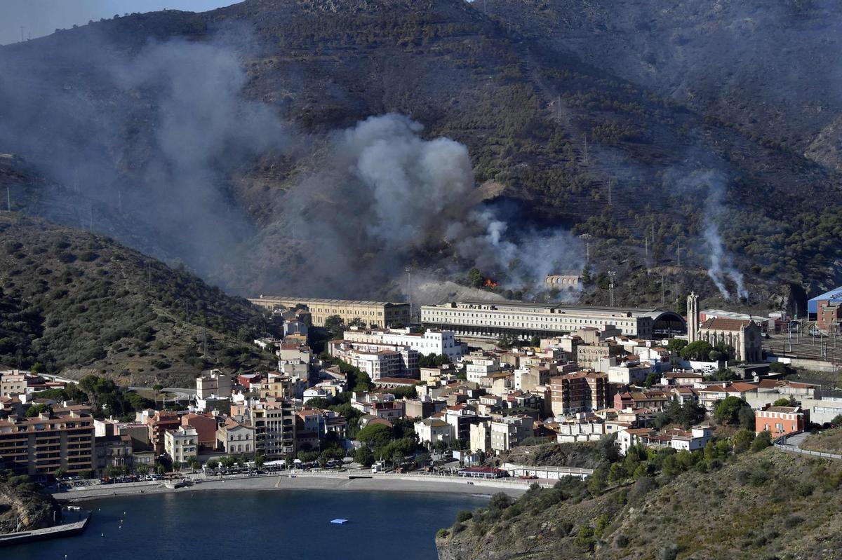 Els bombers donen per controlat l’incendi de Portbou, després de cremar 600 hectàrees