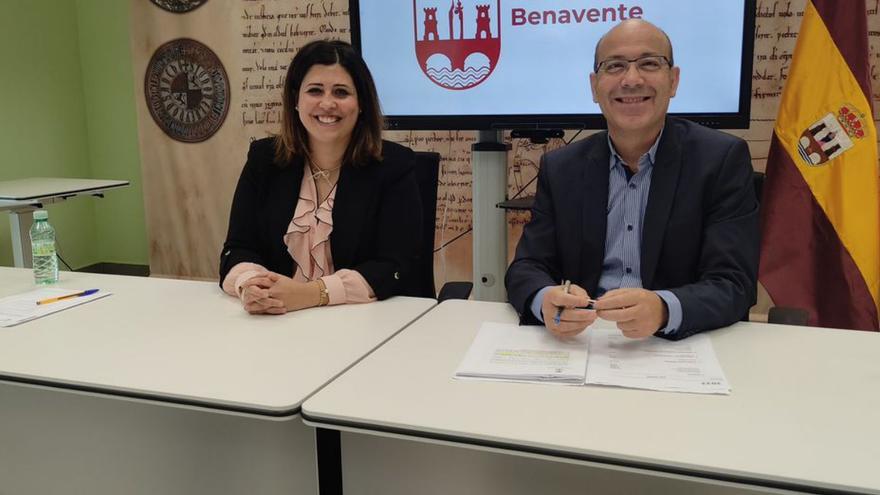 La alcaldesa de Benavente, Beatriz Asensio, y el concejal de Hacienda, José Manuel Salvador. | E. P.