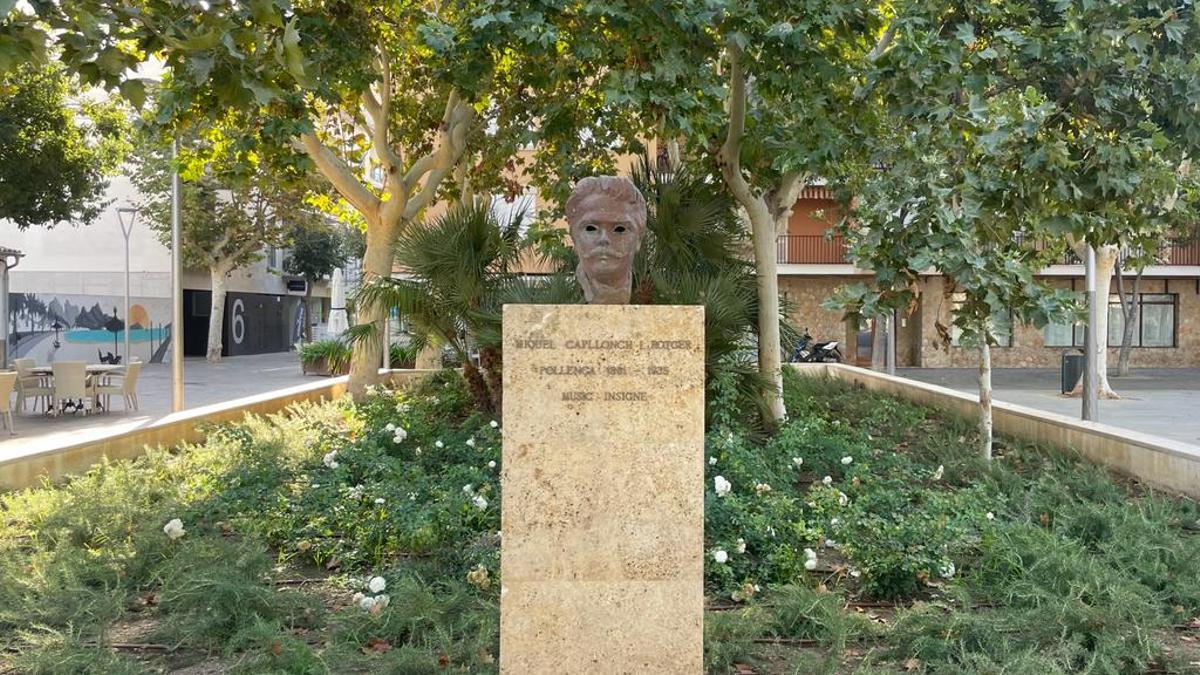 El busto de Miquel Capllonch se ha colocado en una jardinera de la plaza que lleva su nombre, en el Moll.