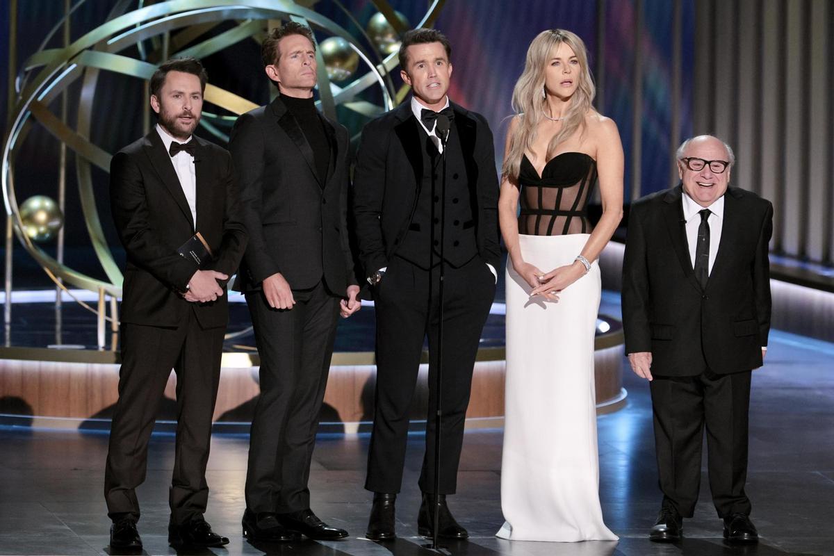 El elenco de Its Always Sunny in Philadelphia, en su representación en los Emmy 2024. De izquierda a derecha, Charlie Day, Glenn Howerton, Rob McElhenney, Kaitlin Olson and Danny DeVito.