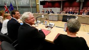  David Davis y Michel Barnier con sus respectivos equipos negociadores en Bruselas.