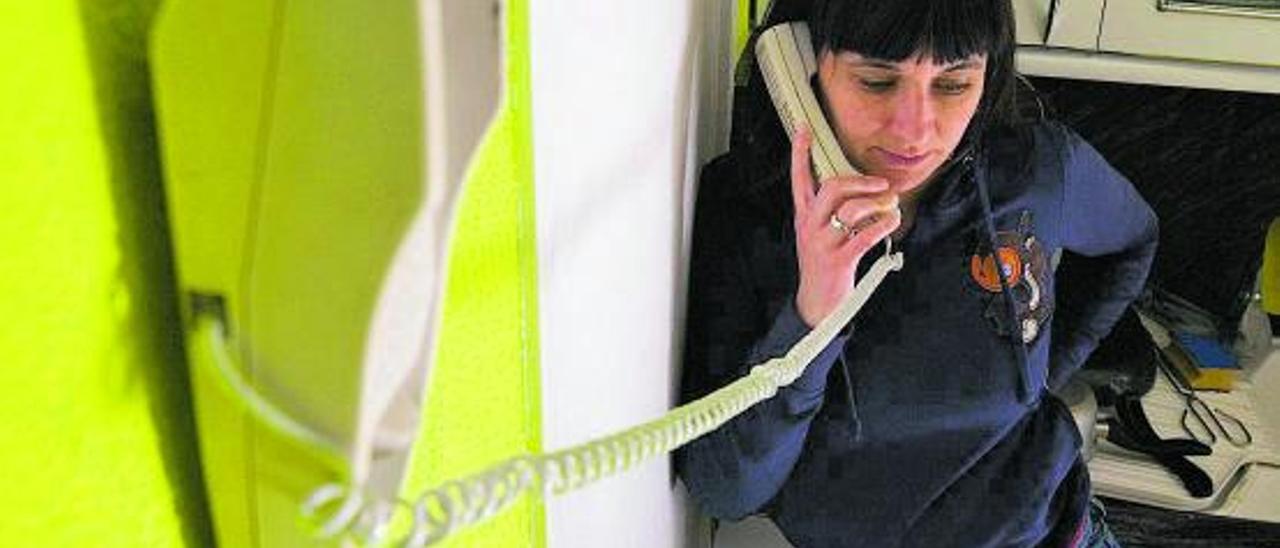 Una mujer habla por el teléfono fijo. |   // FERRAN NADEU