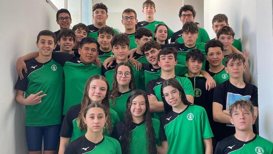 Nadadores y nadadoras del NiE Gandia en la Liga