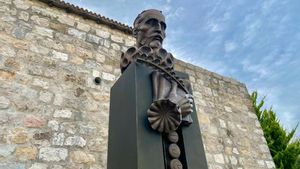 El busto de Miguel de Cervantes que se levanta en Ulcinj es obra del escultor albanés Bujar Vani. 