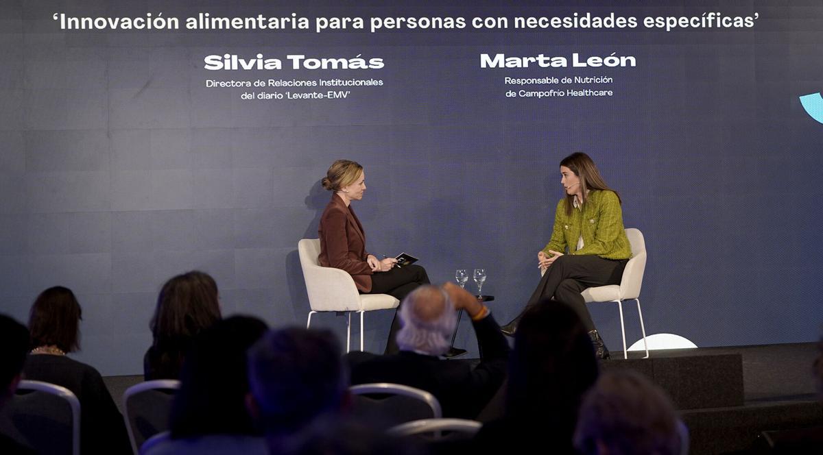 Silvia Tomás, directora de Relaciones Institucionales del diario Levante-EMV, y Marta León, responsable de Nutrición de Campofrío Healthcare y 
Diálogo ‘Innovación alimentaria para personas con necesidades específicas’