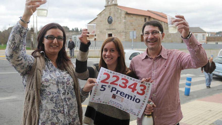 Personal del despacho de lotería de O Burgo, con el quinto premio de la Lotería de Navidad, que ha dejado 1,6 millones en Culleredo. / Carlos Pardellas