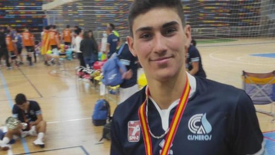 Lucas Conde con la medalla de campeón de España Juvenil