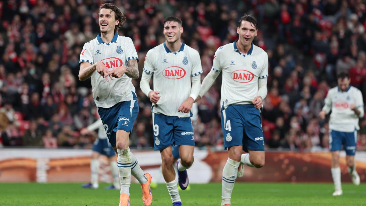 Los jugadores del Espanyol celebran el tanto de Carlos Romero