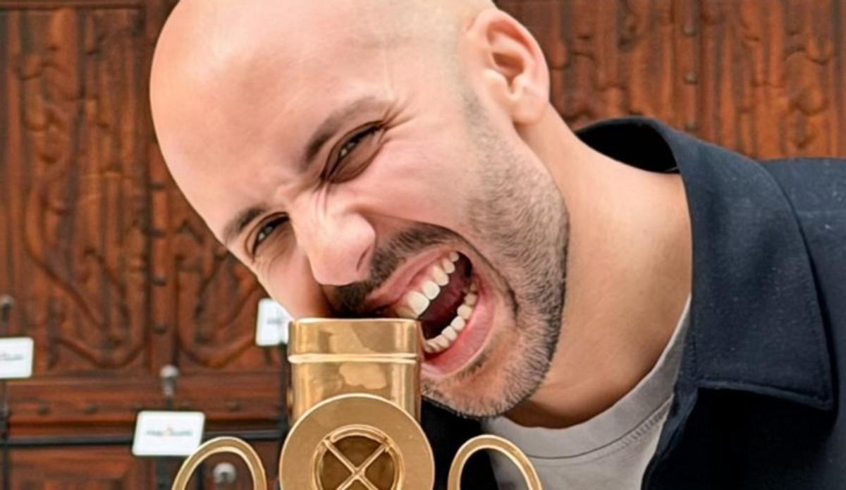 Yeray Piñero, director de los concursos junto al trofeo del primero de Interpretación. de murgas.