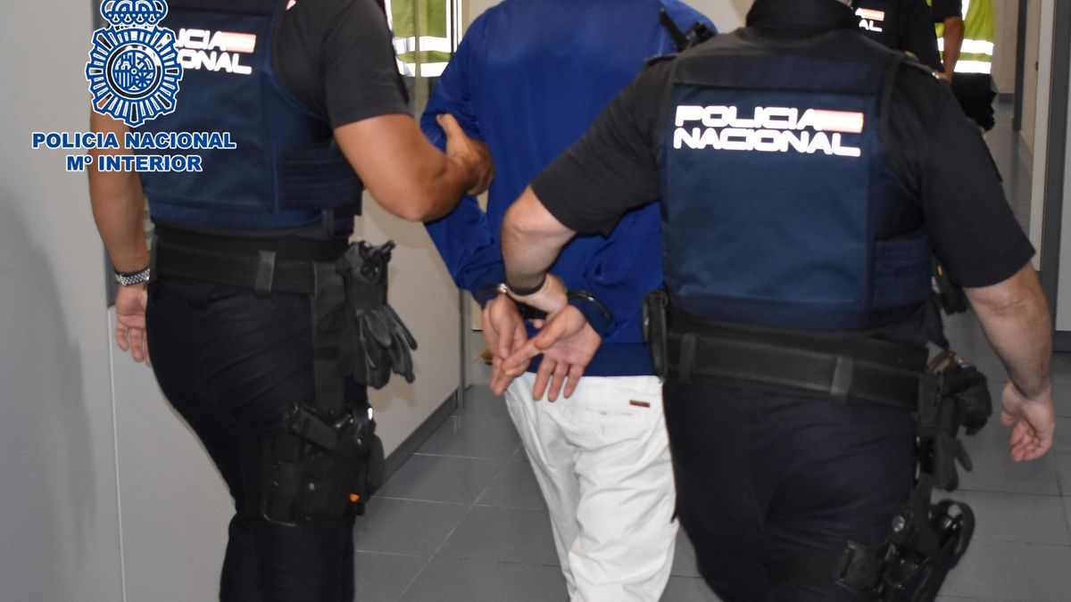 La Policía Nacional realiza un arresto en una intervención anterior.