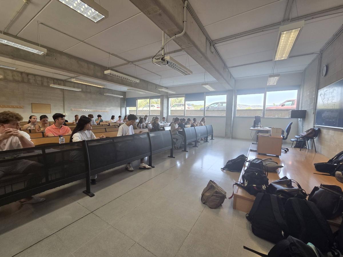 Arranca una Selectividad en la UIB marcada por los detectores de móviles y los nervios de casi 5.000 alumnos