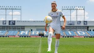 Signe Bruun, luciendo la camiseta del Real Madrid